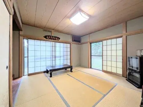 Kanagawa Zushi City 2-Story Over 20-Tatami LDK Property (1)