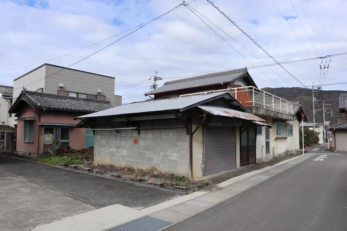 Detached House in Higashimiyoshi-cho, Tokushima (8)