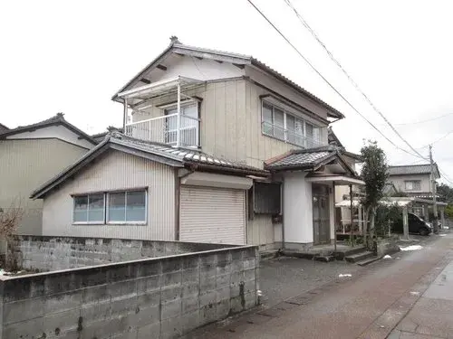 Akiya in Tainai