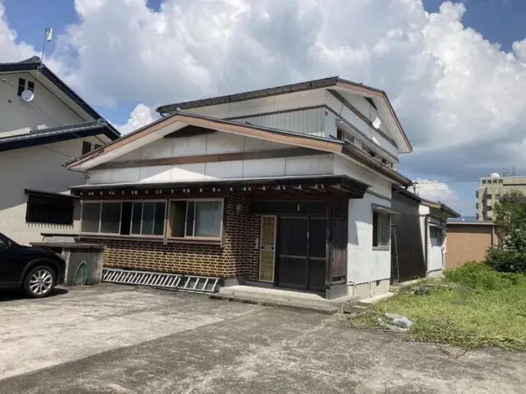 Akiya in Ono