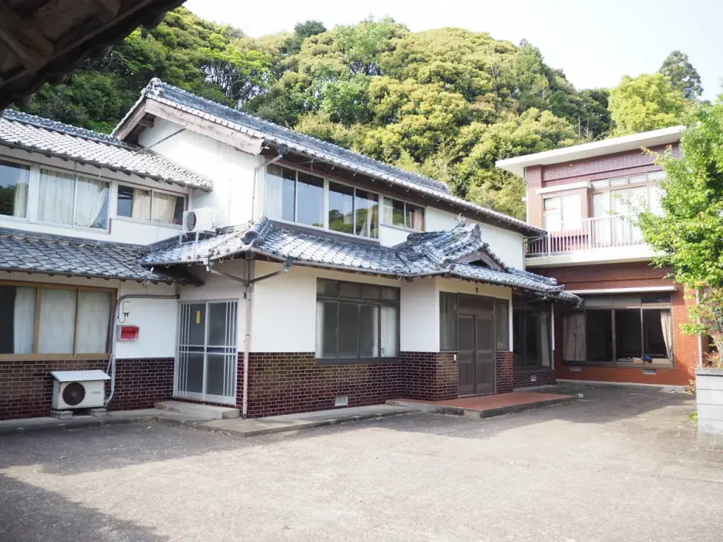 Akiya in Iki