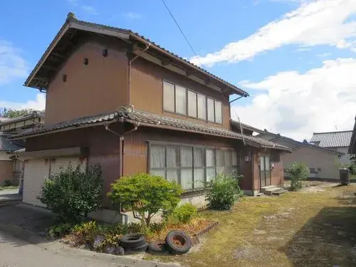 Akiya in Tainai