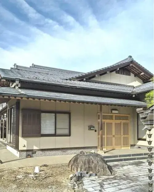 Akiya in Moka