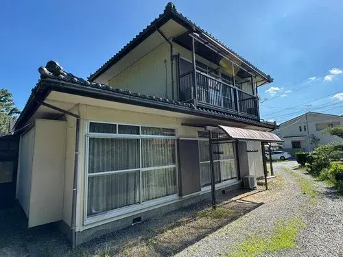 Akiya in Wake Town