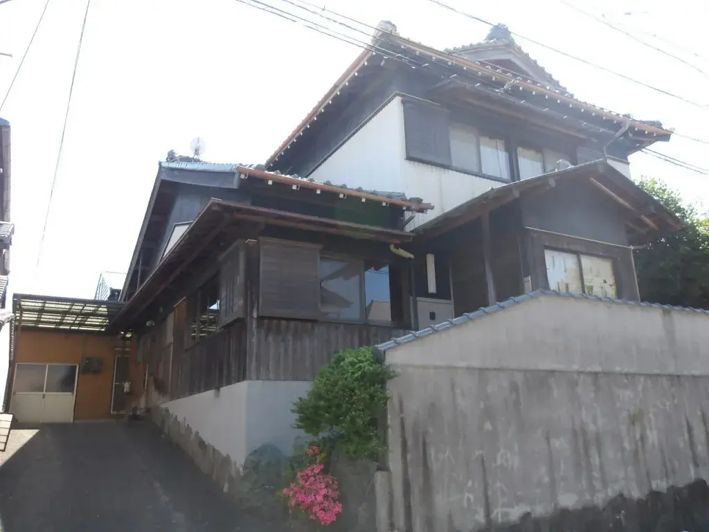 Akiya in Kuwana
