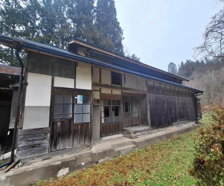 Akiya in Tome