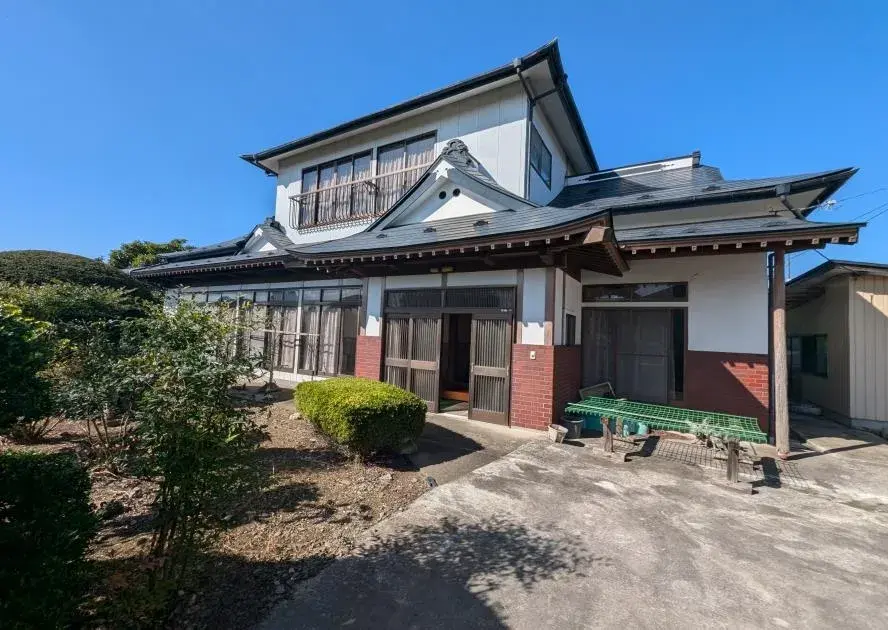 Akiya in Tome