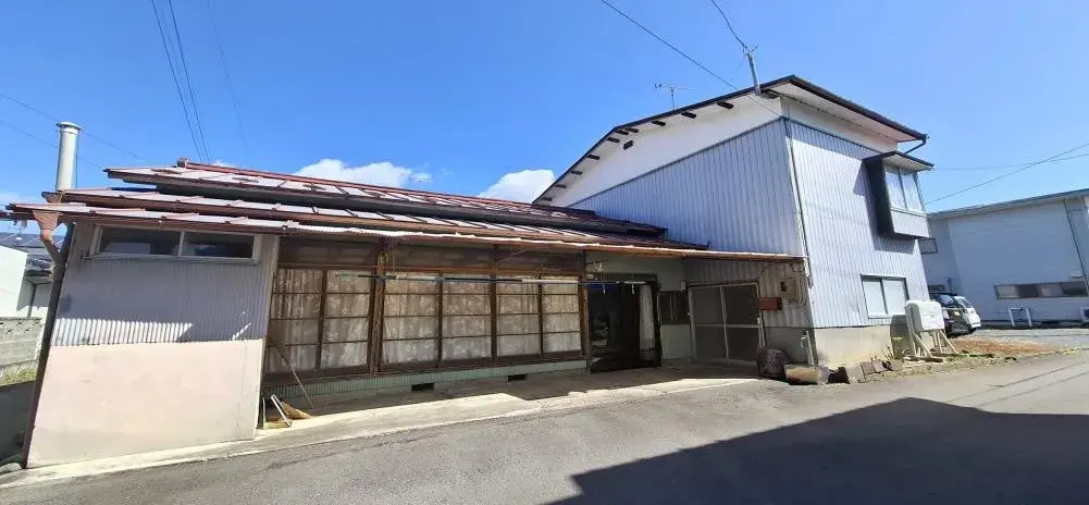 Akiya in Tome