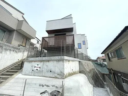 Akiya in Zama