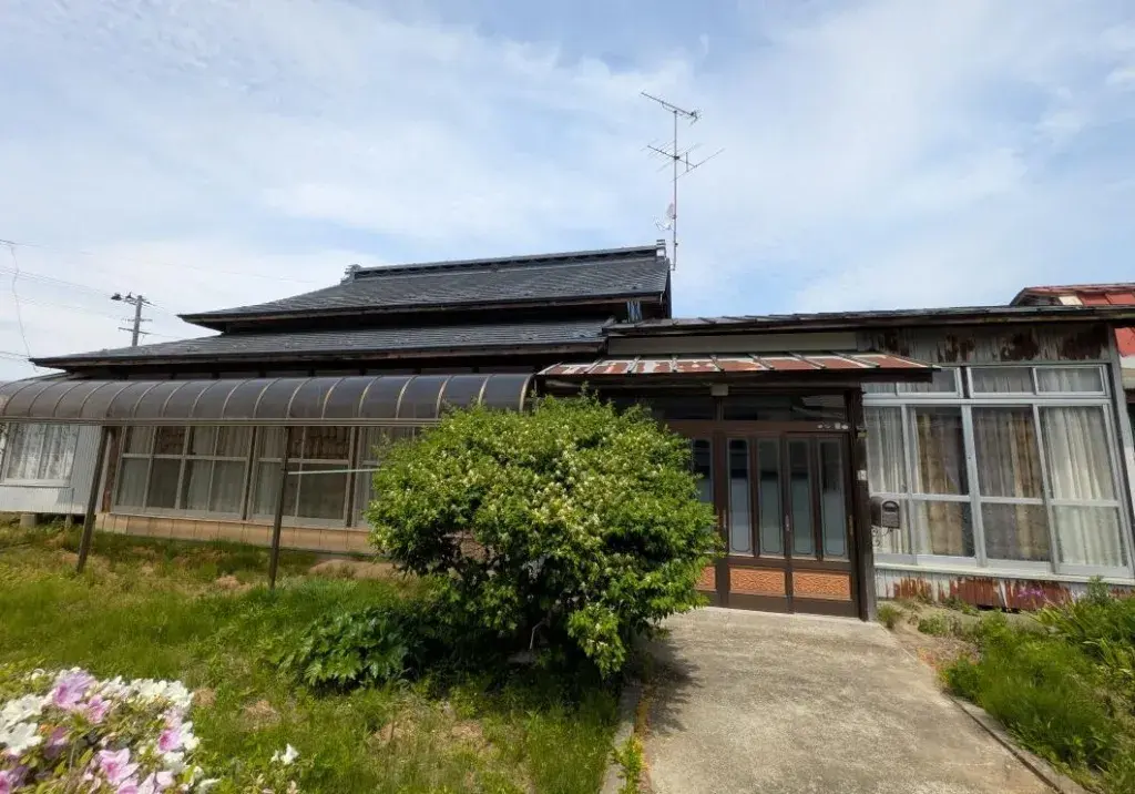 Akiya in Tome