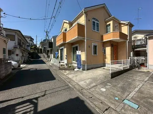 Akiya in Zama
