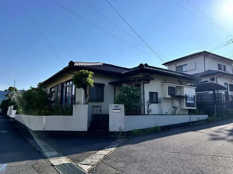 Akiya in Aira
