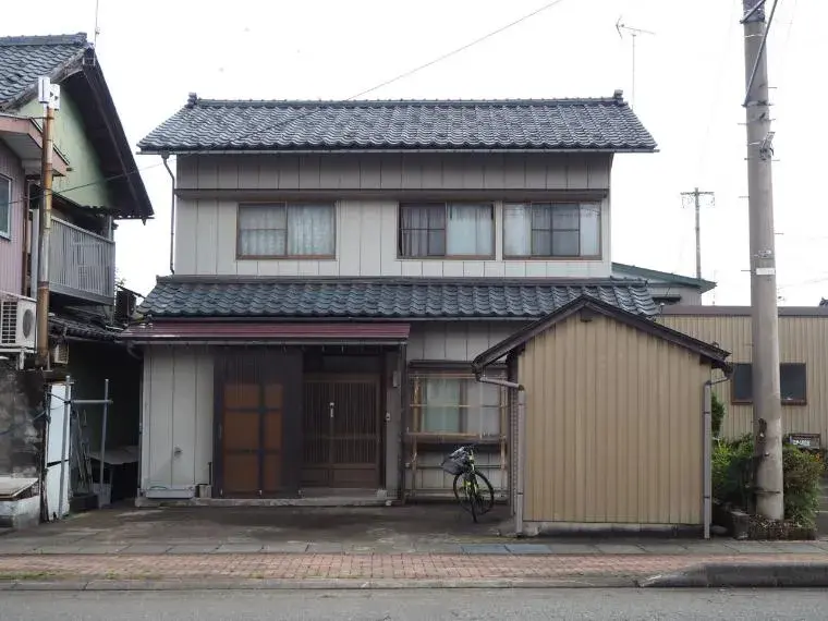 Akiya in Ono