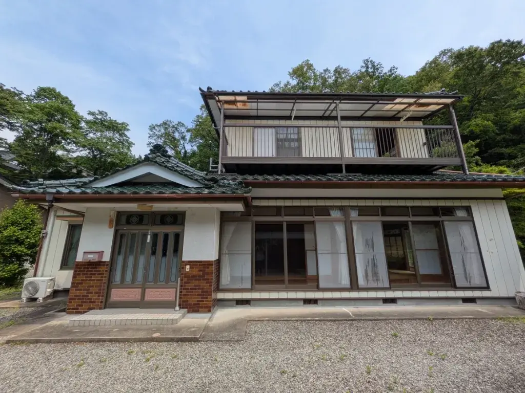 Akiya in Tome