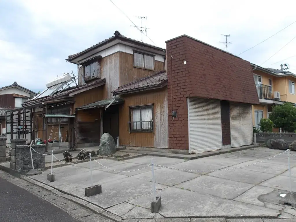 Akiya in Tainai