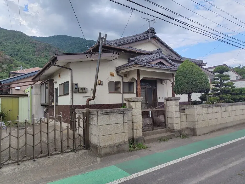Akiya in Chikuma