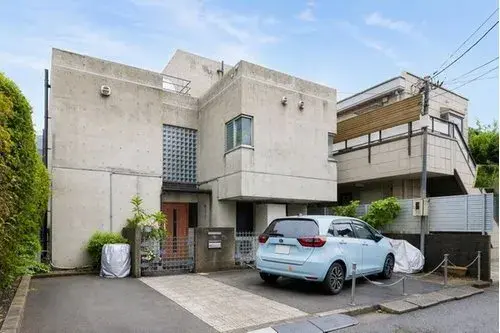 Akiya in Tokio