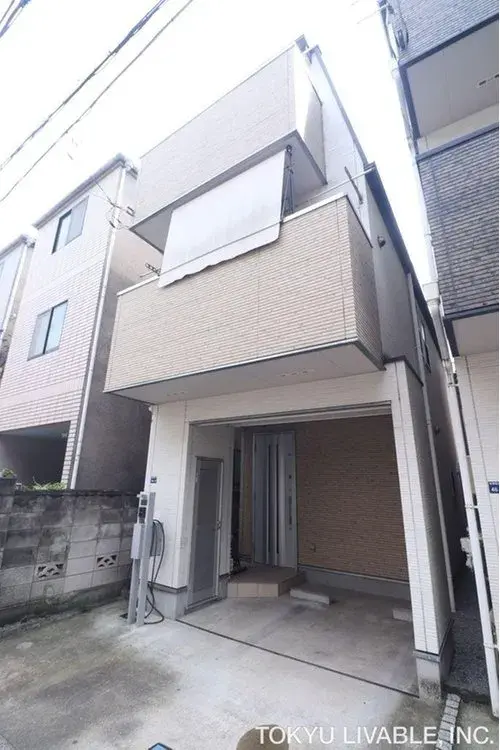 Akiya in Tokio