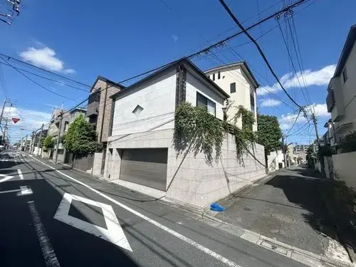Akiya in Tokio